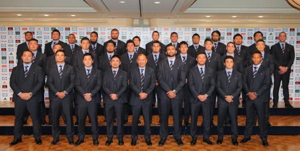 ラグビー男子15人制日本代表選手に公式スーツを提供-大柄な選手が移動する乗り物の中でも着心地が良い素材を採用-