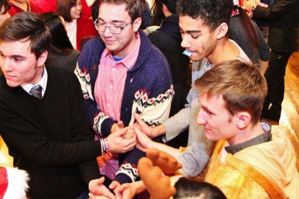 “大規模多人数同時参加型” 指相撲で国際交流 - 海外留学のEF、EF Christmas Party 2015を実施
