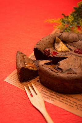 小麦粉を使用せず、チョコとバター、卵で作り上げた、ツバメカフェ濃厚チョコレートケーキの販売を開始致します。