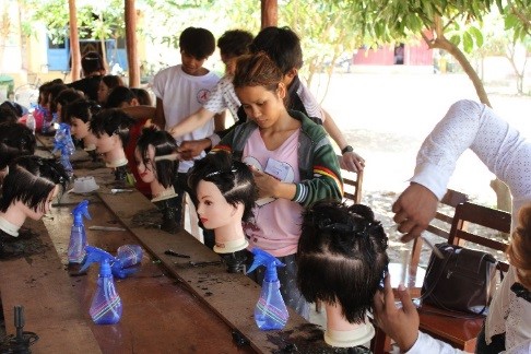 ヘンケルの社会貢献活動「未来をつなぐ夢はさみ」アドバンスコース、今月実施　～今年で8年目、カンボジアの恵まれない青少年向け美容職業訓練～