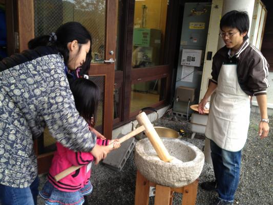 有機野菜の「ビオ・マルシェの宅配」、「有機米のおもちつき体験－大阪・能勢」を開催