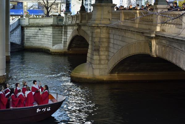 12月23日、川から聖歌隊が舟に乗ってやって来る！ クリスマス・キャロリング・オン・ザ・ボートを運航します