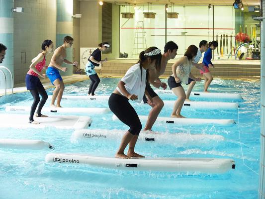 今年の夏のトレンドは「プール女子」!? イギリス・アメリカで人気急上昇中のプールに浮かべたマットの上で運動する水上エクササイズ専用の個室プール施設が5月に東京足立区にオープンします