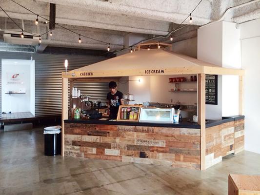 開放的な空間でスペシャルティコーヒーが味わえる名店。地域の女性起業家の異業種交流会を開催～フロアコーティングのショールームに併設された本格コーヒースタンドにて～