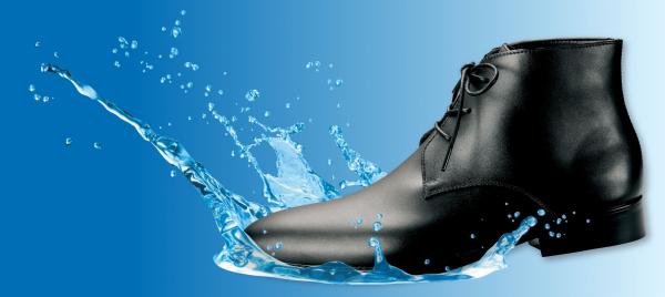 長靴の製造技術を応用、「防水レインブーツ」を全国発売～梅雨時期の通勤やゲリラ豪雨にも対応するビジネスシューズ～