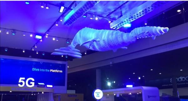 【日本初披露】クジラが空中の海を泳ぐアナログ×デジタルの融合美