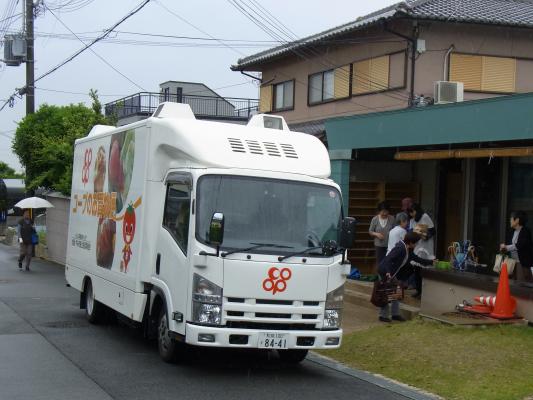 大阪いずみ市民生協の移動販売車「コープのお買物便」。新たに３市にて運行を開始し、運行エリアが１０市町村に広がります。