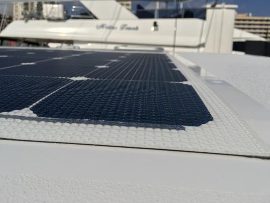 Amcor社が押出成形したソルベイのヘイラー（r） ECTFE製フィルムが、Solbian Energie Alternative社の丈夫で透明な海上ソーラーパネル用フロントシートに展開