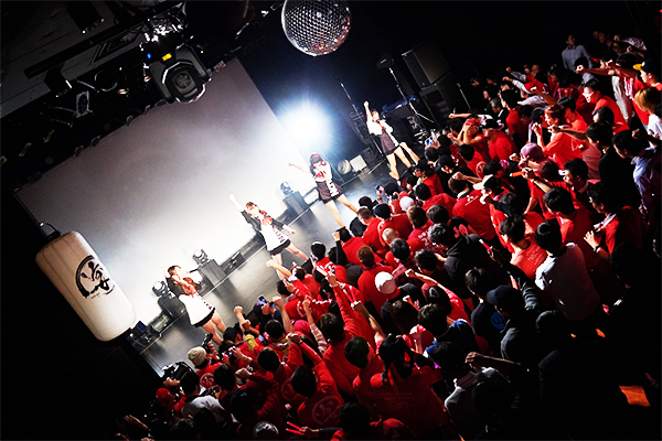 notall、まねきケチャ、FES☆TIVE、会場を紅く染めた３マンライブ「宴＜notage＞」でのコラボステージが大盛況！～notallが１年ぶりのsingleをメジャーリリース～