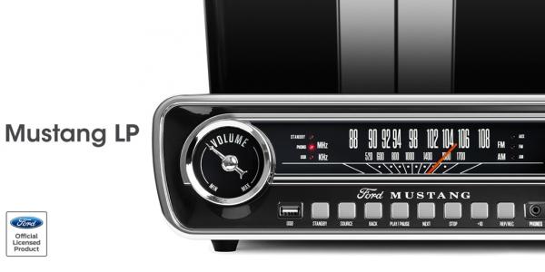 65年型マスタングのインパネとロゴを顔に持ったデザイン。レコード、ラジオ、USB、外部オーディオの再生に加え、USBメモリにデジタル録音可能！「Mustang LP BK」1月19日新発売！