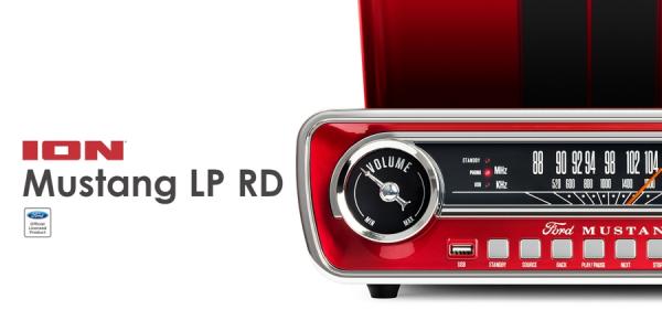 65年型フォード「マスタング」のインパネを再現したレコードプレーヤーMustang LPに、鮮やかなレッドが登場！4イン1・ミュージックプレーヤー「Mustang LP RD」6月6日（火）発売！