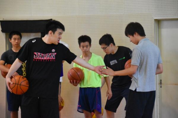 障がいのある生徒が世界レベルのバスケットボール選手と 本格的にバスケットを練習、ミニゲームにも参加 川崎市立中央支援学校分教室 親の会はちみつと共催でバスケット教室を開催