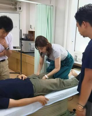 日本初の盲学校で、職域拡大に向けた脳性麻痺児へのマッサージ研修会が大盛況で終了！
