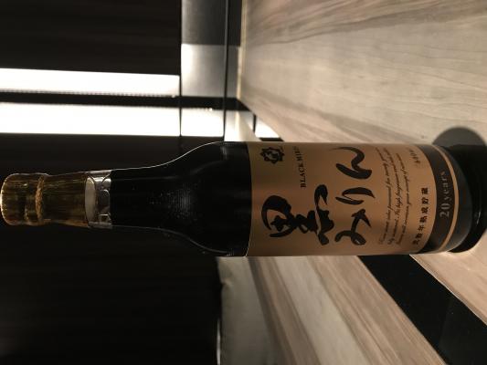 マンションの一室を改装した看板の無いイタリアン「代官山RINGRAZIARE koji morita」では、今月1月より愛知県の甘強酒造さんの珍しい20年熟成の黒みりんを入荷。