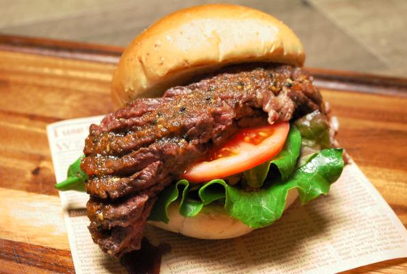 2月９日は肉の日！肉好き集まれ！！和歌山市カフェ「GOODLUCKCOFFEE」よりフォトジェ肉（フォトジェニック）な【贅沢ステーキバーガー】が1490円（税抜）でその日限りの限定発売！