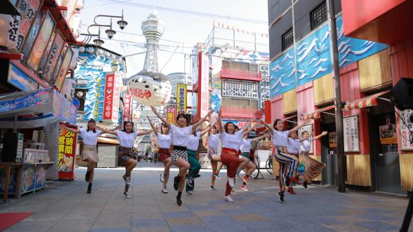 2025年、万博を大阪で！ Youtube再生6800万回を超えるバブリーダンスを作成した アカネキカクが「万博ダンス」動画を10/23リリース。