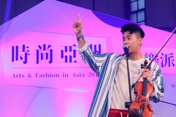 バイオリニスト歌手 廖柏雅Art & Fashion in Asiaに登場 日本ET-KINGと共演して音楽のボーダーレス性を体現