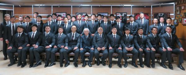 ラグビーＵ２０日本代表選手団に公式スーツなどを提供～各所にシンボルマークの“桜”をあしらった特別仕様を採用～