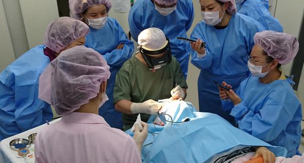 中国の医師団が美容整形の手術を視察　―日本の最先端の医療技術を学ぶ見学会で交流 ―