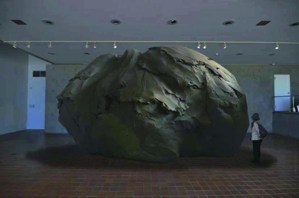 現代美術家の田原唯之さんが、彫刻の森美術館で巨大な‘ 箱根山’ を公開制作！　ワークショップ参加者の‘箱根山’と合体して完成させます。観るだけでない、参加して触れ合えるアートを箱根で体験しよう。