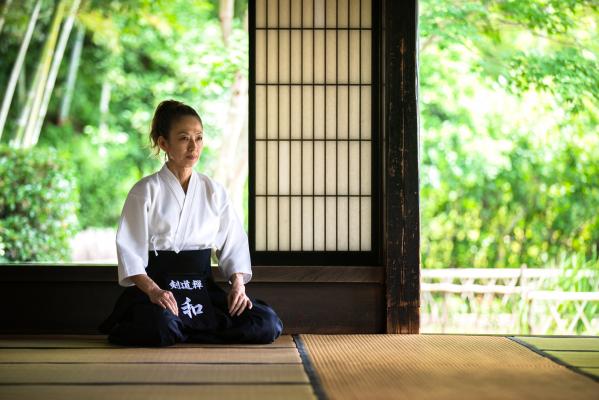 最も美しくて最もシンプルなセルフヒーリングのメソッド『剣道禅』は、世界初の和の精神性を活かした「動く禅」と言えるエクササイズです。