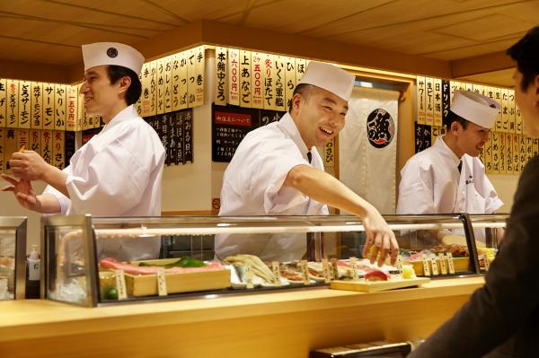 寿司の握り方、魚の下ろし方、接客・・・　学べて、給与もらえて、研修後の配属も約束 研修店舗で　安くて美味しい　立ち食い寿司を提供 『寿司 魚がし日本一 高田馬場 アカデミー』　10月4日オープン