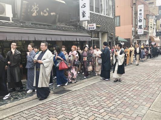 “きものの日”に着物を楽しむ「100人で奈良の街を歩く」　足をとめて見入る旅行者　定番のイベントに　第3回着物ウオークラリー11月15日開催
