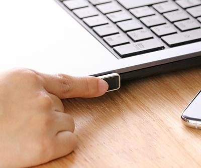 USBポートに挿すだけ、最大10人の指紋でPCにログインできる指紋認証器具を新発売
