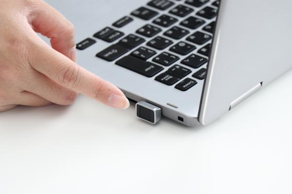 【新製品】指でタッチするだけで高速ログイン。指紋認証で安心のセキュリティ対策を実現「USB指紋認証リーダー」を12月10日より販売開始