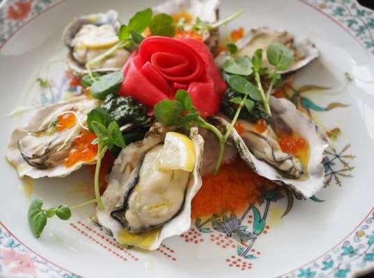 江田島市の特産品のうち「えたじまブランド」として認定証の授与式。それにふるまい酒、インスタ映えする「オイスタージェニックな102のレシピ」の発表と試食を実施します。牡蠣尽くしの試食は県内初です。