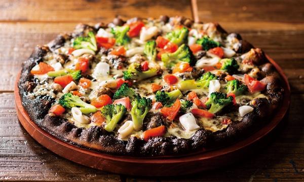 シェーキズ 冬のバイキングメニュー 2月の月替わりピザ は 「イカスミのピザ」が登場 ！