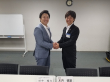 握手をする田中日本ＹＥＧ会長：左と木内さいたまＹＥＧ会長：右