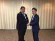握手をする田中日本ＹＥＧ会長（左）と太田むつＹＥＧ会長（右）