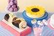 「向日葵のマンゴーチーズケーキ」（写真右上）／「三毛猫ほうじ茶ロールケーキ」（写真左）