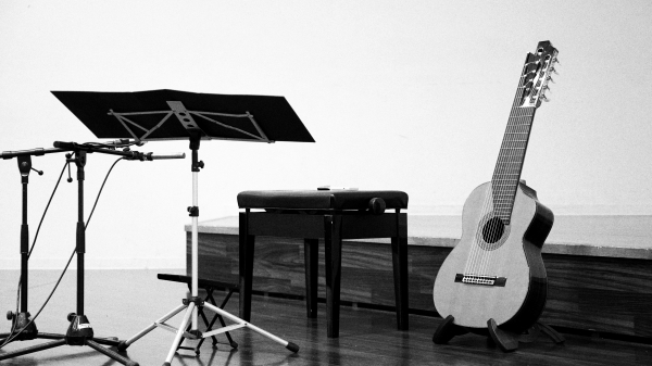ルドヴィコ・エイナウディの人気曲をクラシック・ギターでスロー・アレンジ。癒しのカバーアルバム「静寂のギター」株式会社デラより2022年2月25