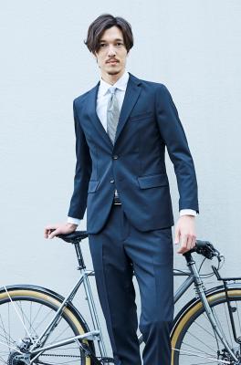 “自転車通勤のビジネスマン向け”機能性スーツを発売 ～5箇所の通気口を備えたアクティブスーツを「ナリフリ」と共同開発～