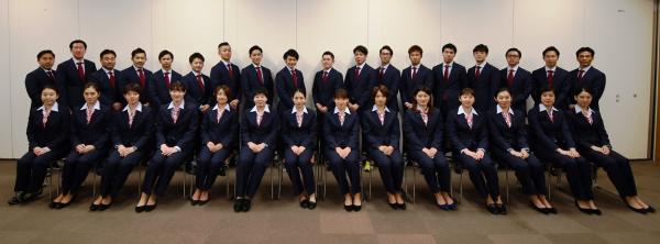 バドミントン日本代表選手団に「公式スーツ」を提供 ～“知性”をイメージした濃紺カラーを採用、８日に初お披露目～