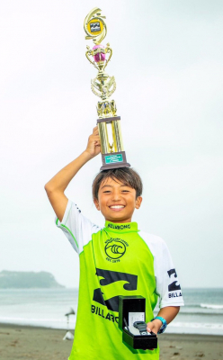 キッズサーファーの登竜門「Super Kids Challenge Shonan」で少年サーファー・酒井仙太郎選手が2位に大差を付けて優勝！