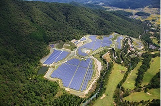 大阪いずみ市民生協の2019年度の「太陽光発電所」発電量は、1,452万ｋＷｈ（4,383世帯分／年）となりました。