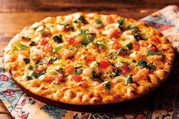 シェーキーズ　春のバイキングメニュー始まる 旬のパクチーがさわやかに香る　人気のエスニック 3月の月替わりピザは「エビのスイートチリソースピザ」が登場