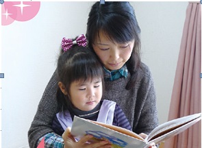 大阪いずみ市民生協は、『コープのえほんでスマイル』のとりくみをすすめ、1～２歳児のお子さまがいるご家庭に、５年間で累計17万冊を超える絵本を無料でお届けしました。