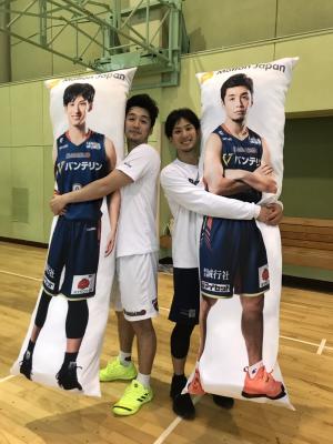 人気選手の抱き枕と記念撮影！バスケットボール・神奈川ダービーのモットンブースで300名以上が体験　2019年3月31日