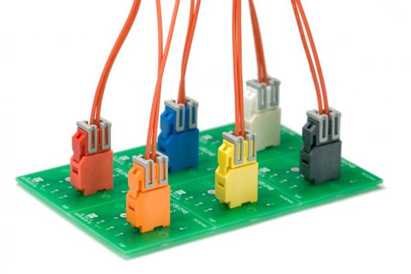 日本モレックス、極性キー機能と色展開によって誤嵌合を防止する「CP-6.5電線対基板用コネクターシステム」に4極と6極製品を追加