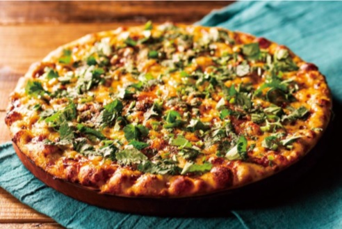 シェーキーズ 春のエスニックフェアが好評！ 5 月の月替わりピザは 「パクチーピザ スイートチリソース」が登場！