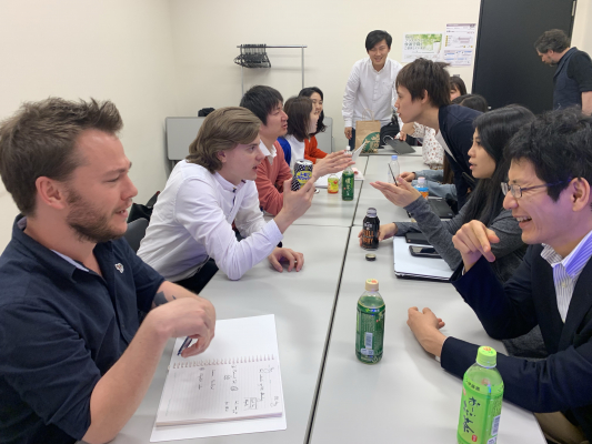 英会話プログラム企画・運営会社のユニークな社内制度 プロとして高みを目指す　『Fワードペナルティ』 日本語と英語の言語特性を実感　『日本語・英語デイ』