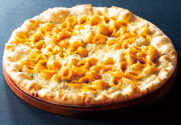 シェーキーズ　夏のバイキングメニュー ８月の月替わりピザは 「マカロニチーズピザ」が初登場！