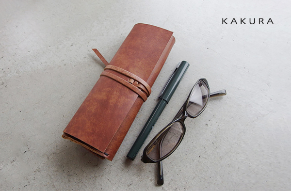 名入れショップ堪能や（http://naire-shop.com/）において、 9月1日より、日本製革製品でお馴染み『KAKURA』の レザーメガネケース の取り扱いを開始致しました。