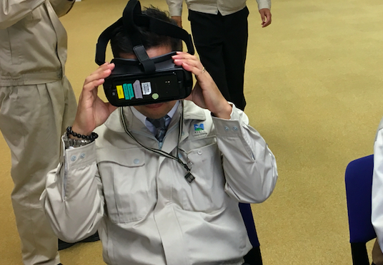 前田建設工業株式会社中部支店で行われた、防災訓練に、火災現場をVRで体験できる「防災VR for Mobile 火災編」体験ブースを設置。