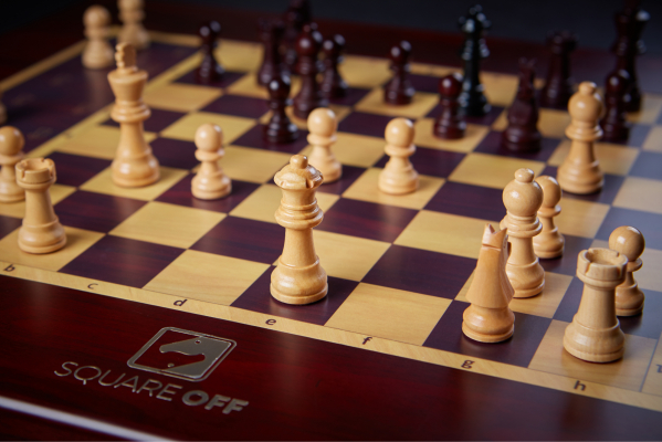 コマが自動で動く魔法のチェスボード「Square Off」。世界中のプレイヤーやAIとチェスの対局ができる最高のパーソナルトレーナーとして登場。11月28日より販売開始。