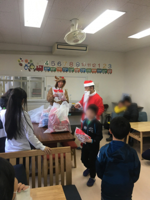 児童養護施設「浩々学園」のクリスマス サンタクロースやトナカイに扮した当社社員が12月24日にプレゼントをお届け